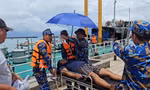 Cấp cứu kịp thời ngư dân bị nạn trên biển Trường Sa