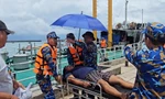 Cấp cứu kịp thời ngư dân bị nạn trên biển Trường Sa