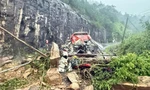 Hiện trường thảm khốc vụ sạt lở vùi xe khách khiến 6 người chết, 19 người bị thương trên đèo Khánh Lê