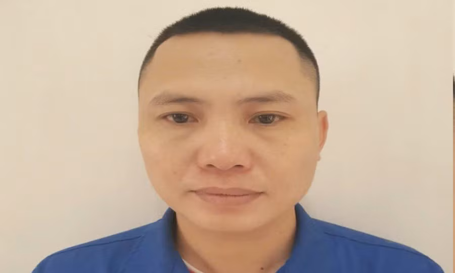 Lái xe mang ô tô của công ty đi cầm cố lấy tiền đánh bạc