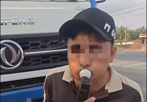 Truy bắt tài xế bất chấp hiệu lệnh CSGT, chạy xe lạng lách trên quốc lộ
