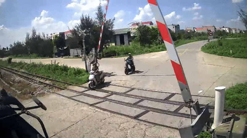 Ô tô, xe máy liên tiếp đâm gãy gác chắn đường sắt khiến nhiều người thương vong