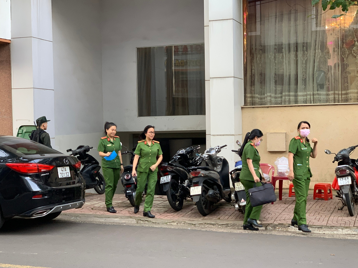 Khám xét cả ngày, công an thu giữ nhiều tài liệu tại Mailisa Hà Nội, Đắk Lắk