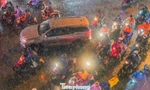 Mưa tầm tã, người dân TPHCM loay hoay tìm đường về nhà
