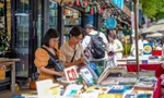 Giới trẻ TP HCM dạo đường sách, chụp hình check-in ngày đầu năm