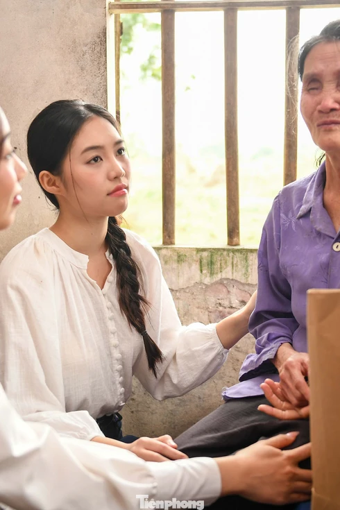 Á hậu Châu Anh cùng người đẹp Hoa hậu Việt Nam trao 300 suất quà cho bà con nghèo