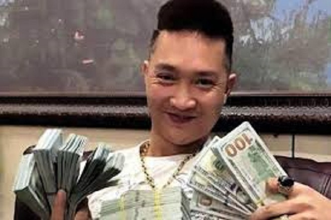 Bùi Xuân Huấn đã viết 2 cuốn sách dạy làm giàu.