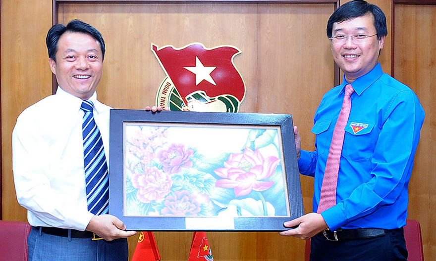 Bí thư thứ nhất T.Ư Đoàn TNCS Hồ Chí Minh Lê Quốc Phong tiếp Bí thư Ban Bí thư T.Ư Đoàn TNCS Trung Quốc Phó Chấn Bang. Ảnh: Xuân Tùng