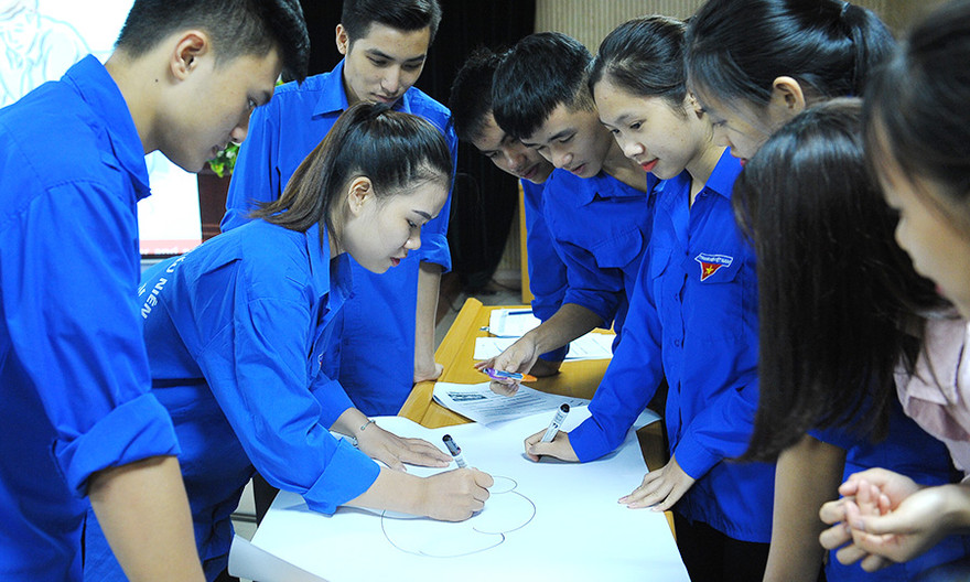 Các đoàn viên thanh niên thực hành phương pháp tư duy sáng tạo. Ảnh: Xuân Tùng
