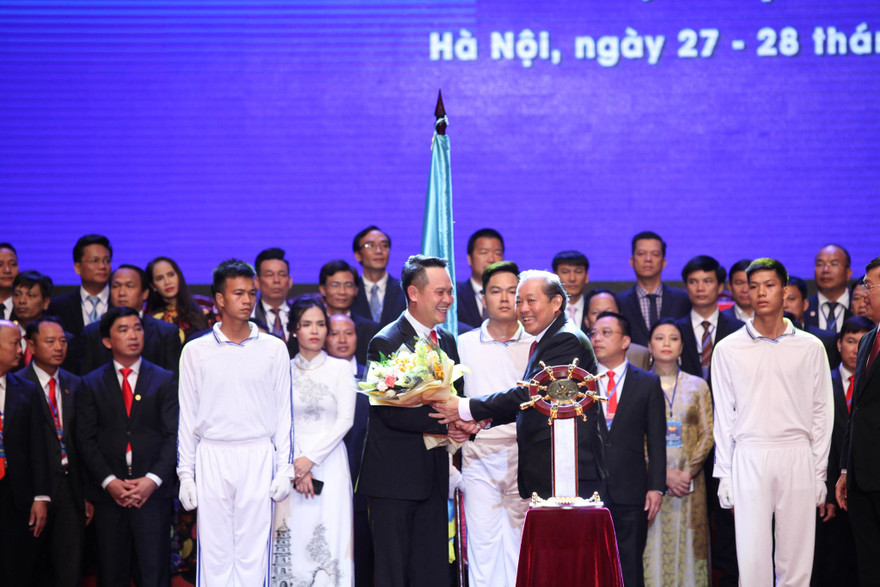 Phó Thủ tướng thường trực Trương Hoà Bình tặng hoa chúc mừng tân Chủ tịch T.Ư Hội Doanh nhân trẻ Việt Nam. Ảnh: Như Ý