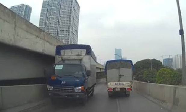 Xe tải đi ngược chiều để lên đường trên cao.