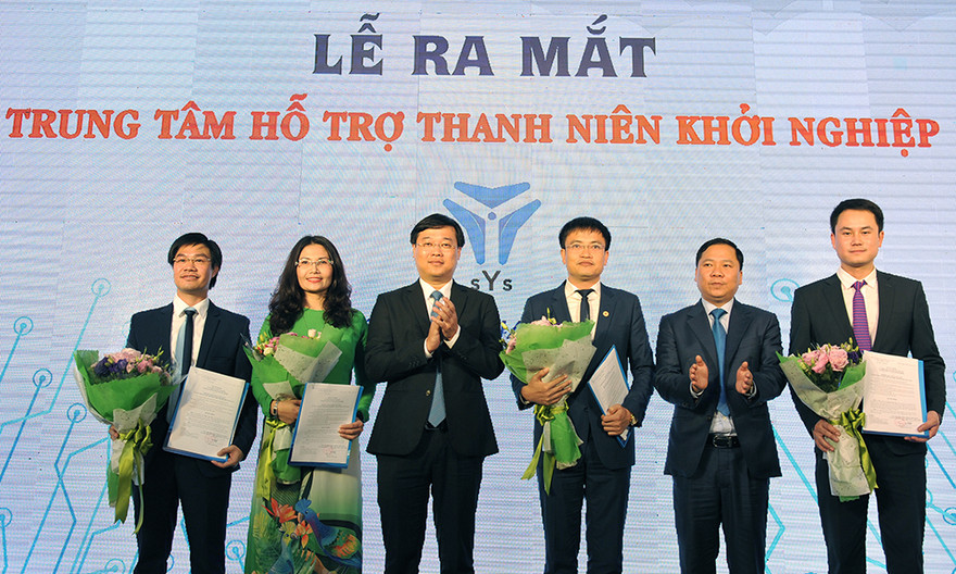 Anh Lê Quốc Phong - Bí thư thứ nhất T.Ư Đoàn, Chủ tịch T.Ư Hội SVVN và anh Nguyễn Phi Long - Bí thư T.Ư Đoàn, Chủ tịch T.Ư Hội LHTN Việt Nam trao quyết định bổ nhiệm lãnh đạo Trung tâm Hỗ trợ Thanh niên khởi nghiệp