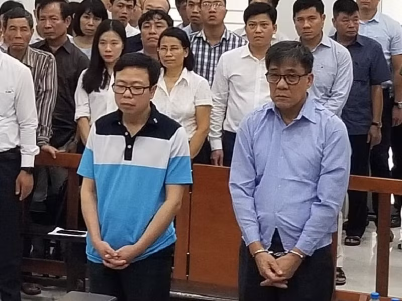 Từ trái qua, các bị cáo Nguyễn Tấn Hùng và Đỗ Văn Khạnh.