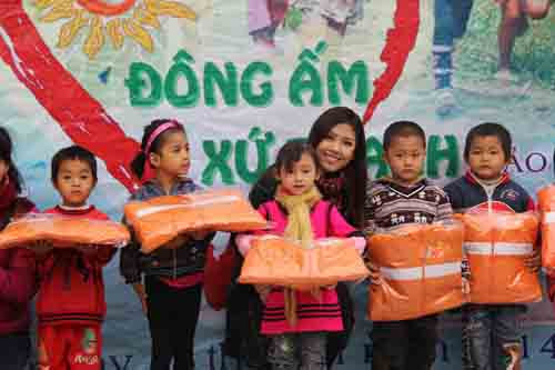 Đông ấm xứ Thanh trao đến huyện Quan Sơn