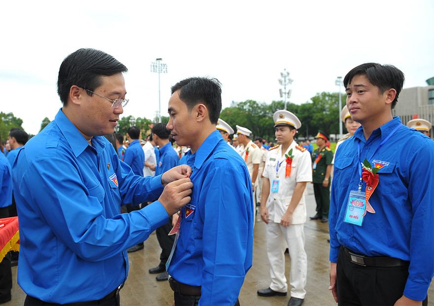 Anh Lê Quốc Phong – Bí thư thứ nhất T.Ư Đoàn, Chủ tịch T.Ư Hội Sinh viên Việt Nam trao Huy hiệu Thanh niên tiên tiến làm theo lời Bác cho đại biểu