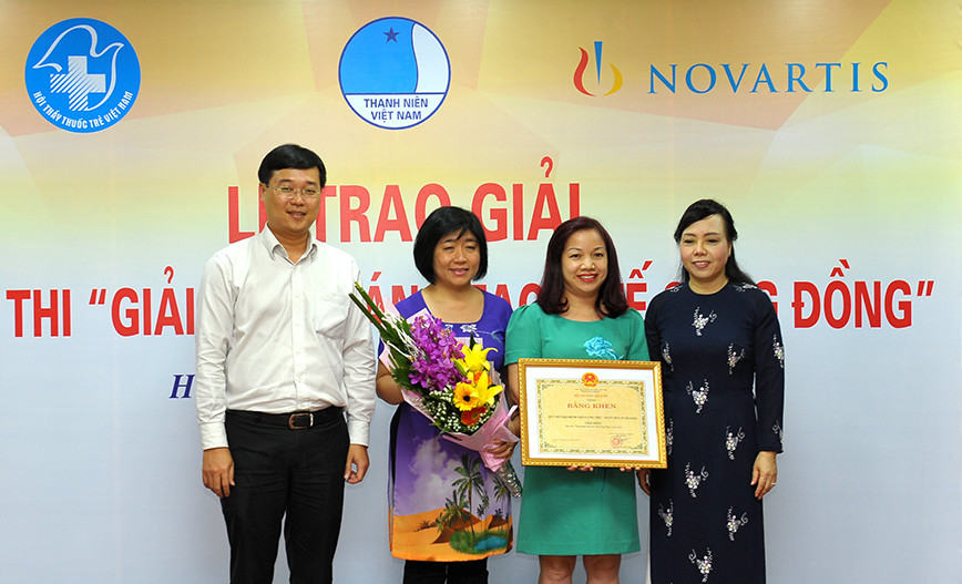 Bộ trưởng Bộ Y tế Nguyễn Thị Kim Tiến và Bí thư thứ nhất T.Ư Đoàn Lê Quốc Phong trao giải Nhất cho nhóm chiến dịch truyền thông và sàng lọc ung thư vú