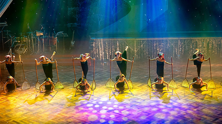 Mãn nhãn màn múa nghệ thuật của thiếu nữ miền sơn cước