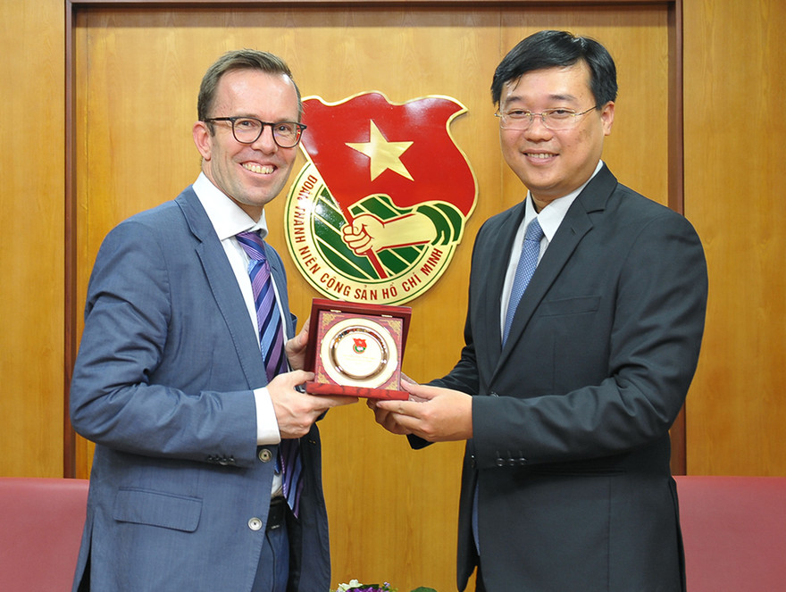 Anh Lê Quốc Phong, Ủy viên Dự khuyết BCH T.Ư Đảng, Bí thư thứ nhất T.Ư Đoàn (bên phải) trao biểu tượng Huy hiệu Đoàn TNCS Hồ Chí Minh cho ông Haike Manning, Đại sứ New Zealand tại Việt Nam.