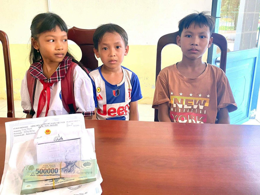 Ba học sinh tiểu học nhặt được 42 triệu đồng, trả người đánh rơi