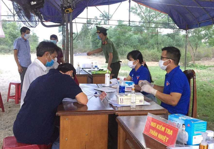 Hai vợ chồng Hưng và Hương trực tại chốt kiểm soát dịch. Ảnh: NVCC