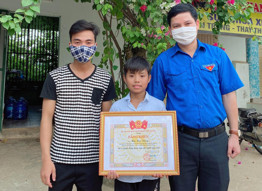 Tỉnh Đoàn Quảng Bình tặng bằng khen cho em Mai Hải Đăng. Ảnh: TĐQB