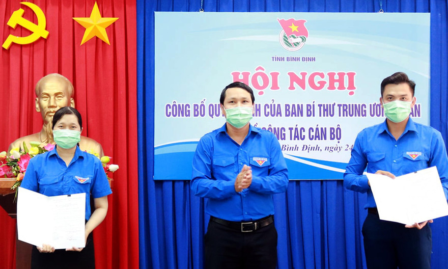 Anh Hà Duy Trung - Bí thư Tỉnh Đoàn Bình Định (ở giữa) trao quyết định của Ban Bí thư T.Ư Đoàn công nhận chức danh Phó Bí thư Tỉnh Đoàn đối với chị Huỳnh Thị Thanh Nguyệt và anh Phạm Hồng Hiệp. Ảnh: TĐBĐ