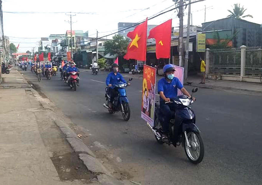 Đội hình tuyên truyền của tuổi trẻ huyện Châu Phú. Ảnh: TĐAG