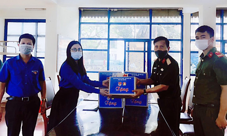 Chị Nguyễn Mỹ Linh gửi quà tới các em nhỏ đang thực hiện cách ly tập trung của TP Sông Công