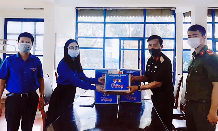 Chị Nguyễn Mỹ Linh gửi quà tới các em nhỏ đang thực hiện cách ly tập trung của TP Sông Công