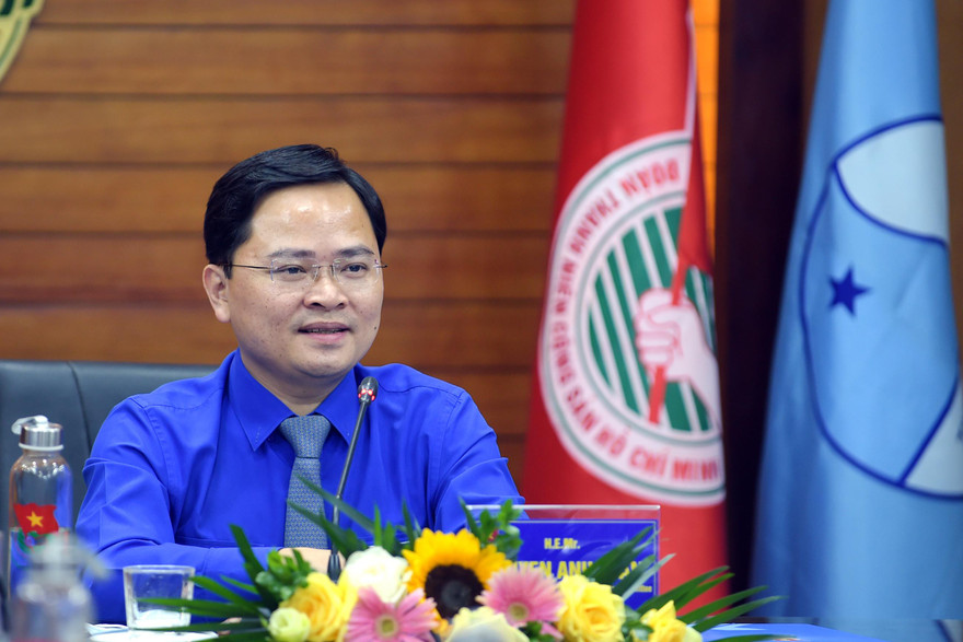 Anh Nguyễn Anh Tuấn tại buổi điện đàm với lãnh đạo T.Ư Hội LHTN Campuchia. Ảnh: Xuân Tùng