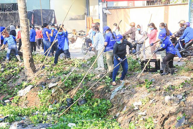 Tuổi trẻ TPHCM khởi động Tháng Thanh niên 2019 bằng những hoạt động bảo vệ môi trường Ảnh: NGÔ TÙNG