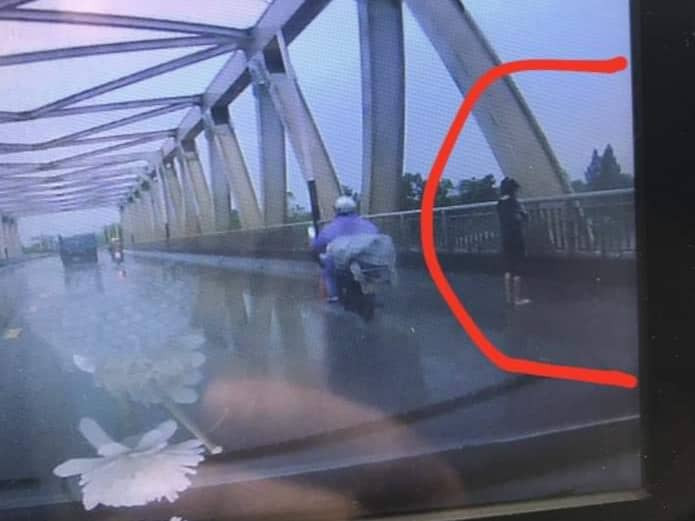 Hình ảnh được camera hành trình của một ô tô ghi nhận ngay trước thời điểm V.A gieo mình xuống sông Đuống.
