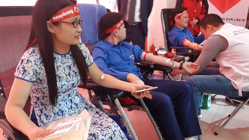 Thanh niên Hòa Bình tham gia hiến máu tình nguyện.