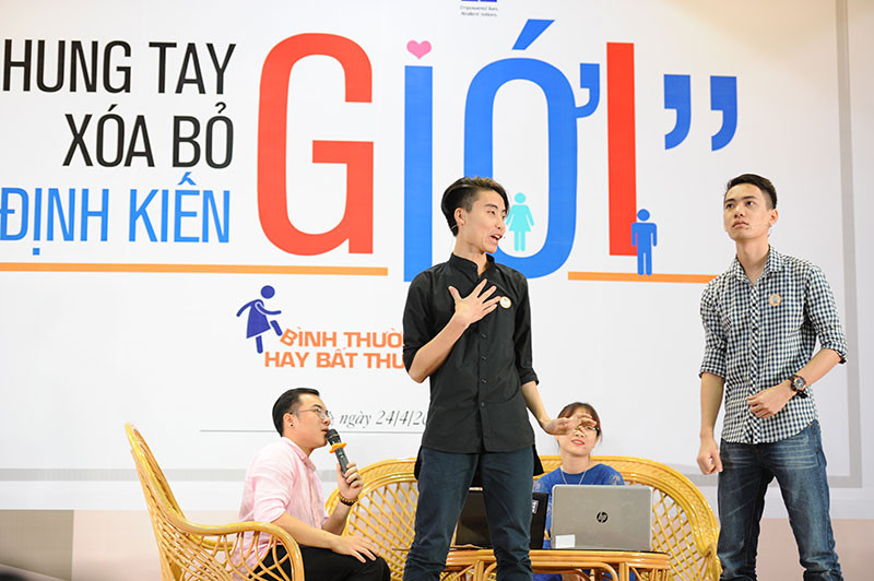 Các đội đến từ nhiều trường đại học, cao đẳng thi tiểu phẩm về chủ đề bình đẳng giới.