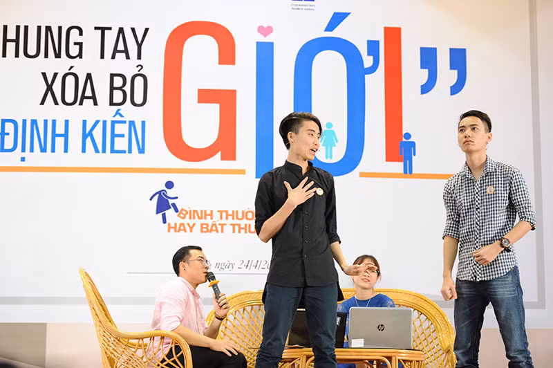 Các đội đến từ nhiều trường đại học, cao đẳng thi tiểu phẩm về chủ đề bình đẳng giới.