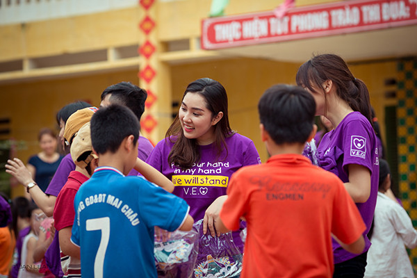 Cùng em đến trường tặng áo mới cho trẻ vùng cao