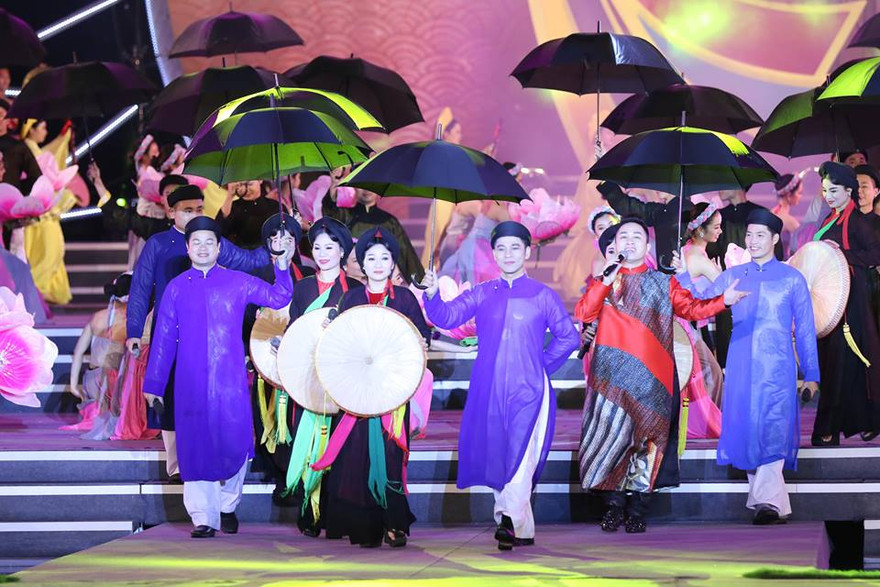 Những liền anh, liền chị Quan họ trên sân khấu.