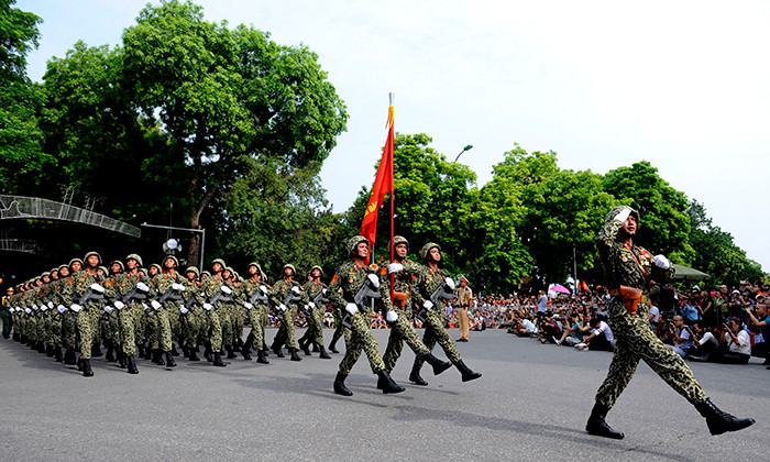Các chiến sĩ Đặc công giương cao ngọn cờ Quyết thắng