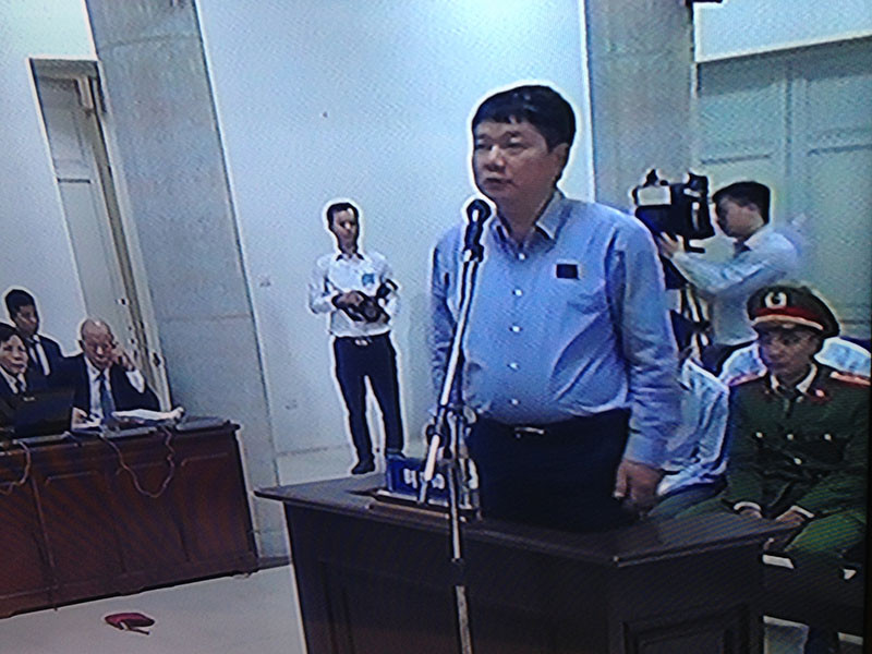 Ông Đinh La Thăng trước bục khai báo sáng nay.