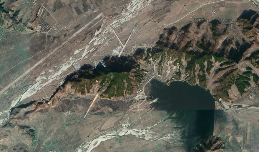 Hình ảnh được cho là căn cứ không quân trong lòng đất của Triều Tiên ở Wonsan (ảnh chụp năm 2008)