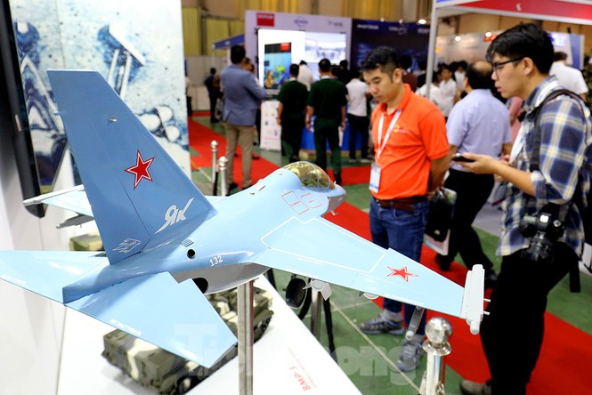 Mô hình máy bay huấn luyện Yak-130