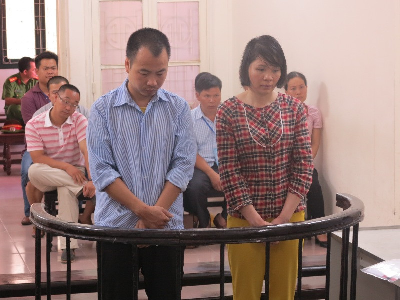 Nhân và Mỹ trước vành móng ngựa.