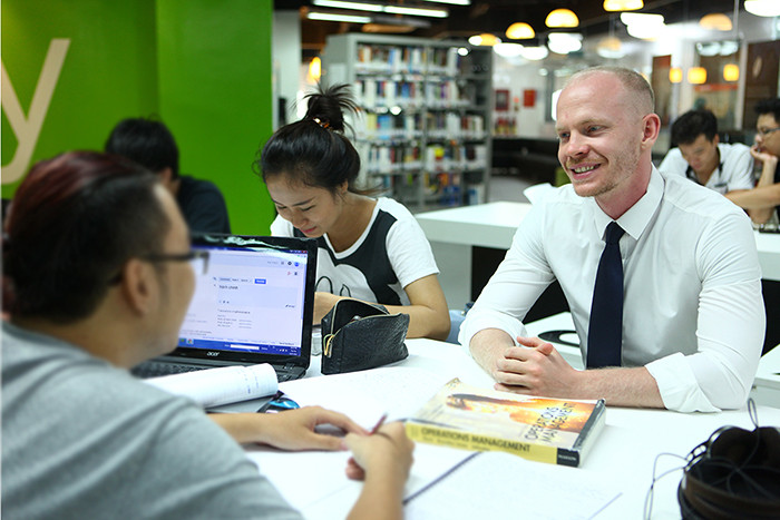 Giảng viên và sinh viên BUV trao đổi ngoài giáo trình