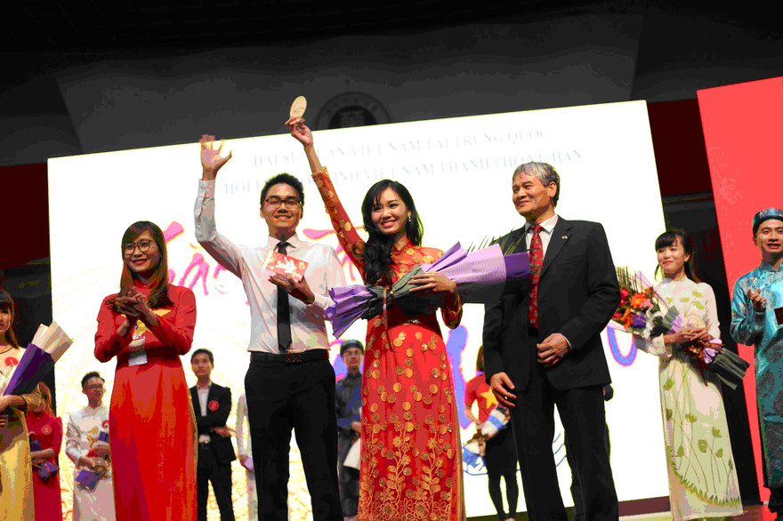 Ông Nguyễn Văn Thịnh - Tham tán cộng đồng ĐSQ Việt Nam tại Trung Quốc (ngoài cùng bên phải) cùng bà Nguyễn Thị Kim Hòa – Chủ tịch Hội LHS Việt Nam tại TP Vũ Hán (ngoài cùng bên trái) trao giải Nhất cho cặp đôi xuất sắc nhất.