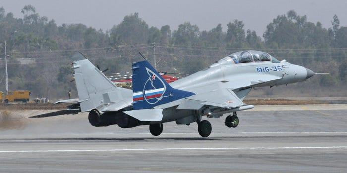 Một chiếc MiG-35 của Nga cất cánh tại triển lãm hàng không Aero India 2009 ở Bangalore, Ấn Độ, ngày 11 tháng 2 năm 2009. DIBYANGSHU SARKAR / Getty Images
