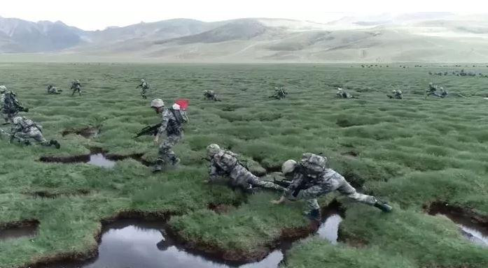 Binh sỹ Trung Quốc trong một cuộc tập trận ở Tây Tạng