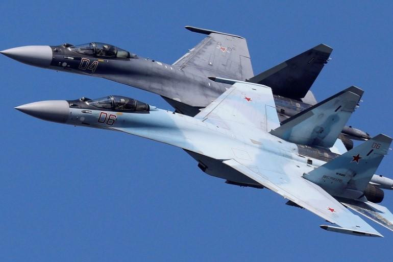 Máy bay tiêm kích Sukhoi Su-35 của đội nhào lộn trên không Sokoly Rossii (Chim ưng Nga) bay theo đội hình trong buổi diễn tập cho một buổi trình diễn trên không ở Krasnoyarsk, Nga (Ilya Naymushin / Reuters)