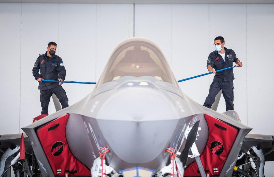 'Rửa máy bay chiến đấu', công việc quan trọng nhưng ít người được biết