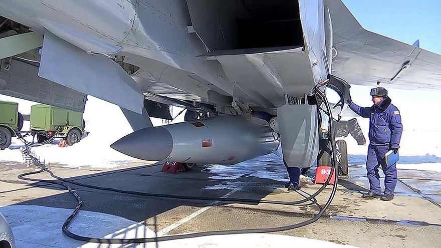 Tên lửa siêu vượt âm Dagger dưới bụng tiêm kích MiG-31