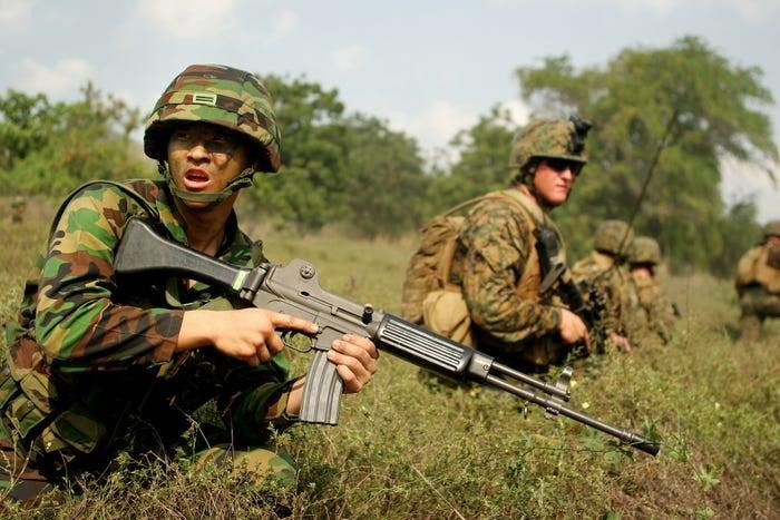 Jang Soon Park, một phiên dịch viên của Thủy quân lục chiến Hàn Quốc, với khẩu K2 trong một cuộc tập trận với Thủy quân lục chiến Mỹ, ngày 3 tháng 2 năm 2010. Thủy quân lục chiến Mỹ